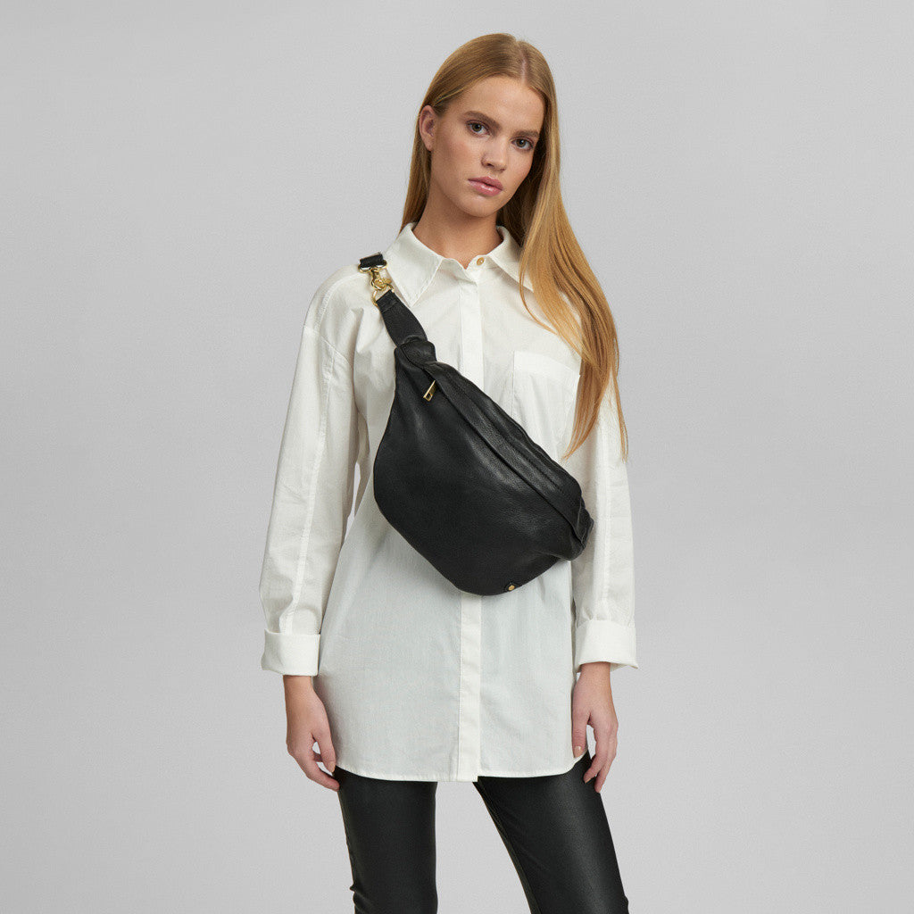 DEPECHE Bumbag in a buttery soft leather quality Bumbag 099 Black (Nero)