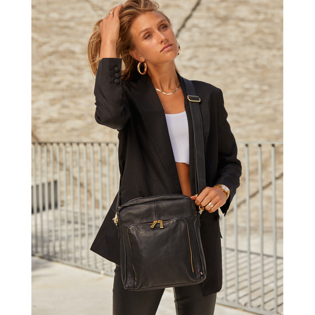 DEPECHE Crossover bag in silky soft leather quality Cross over 099 Black (Nero)