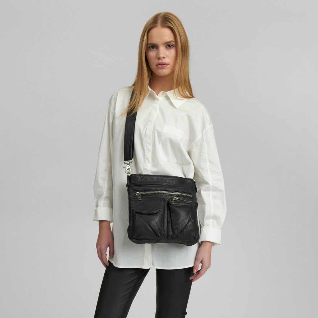 DEPECHE Raw and nice crossbody bag in soft leather Cross over 099 Black (Nero)