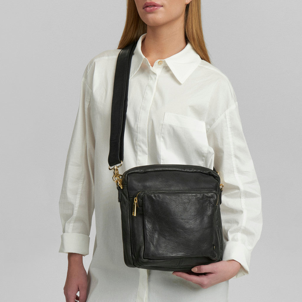 DEPECHE Simple crossover bag in beautiful leather Crossover 099 Black